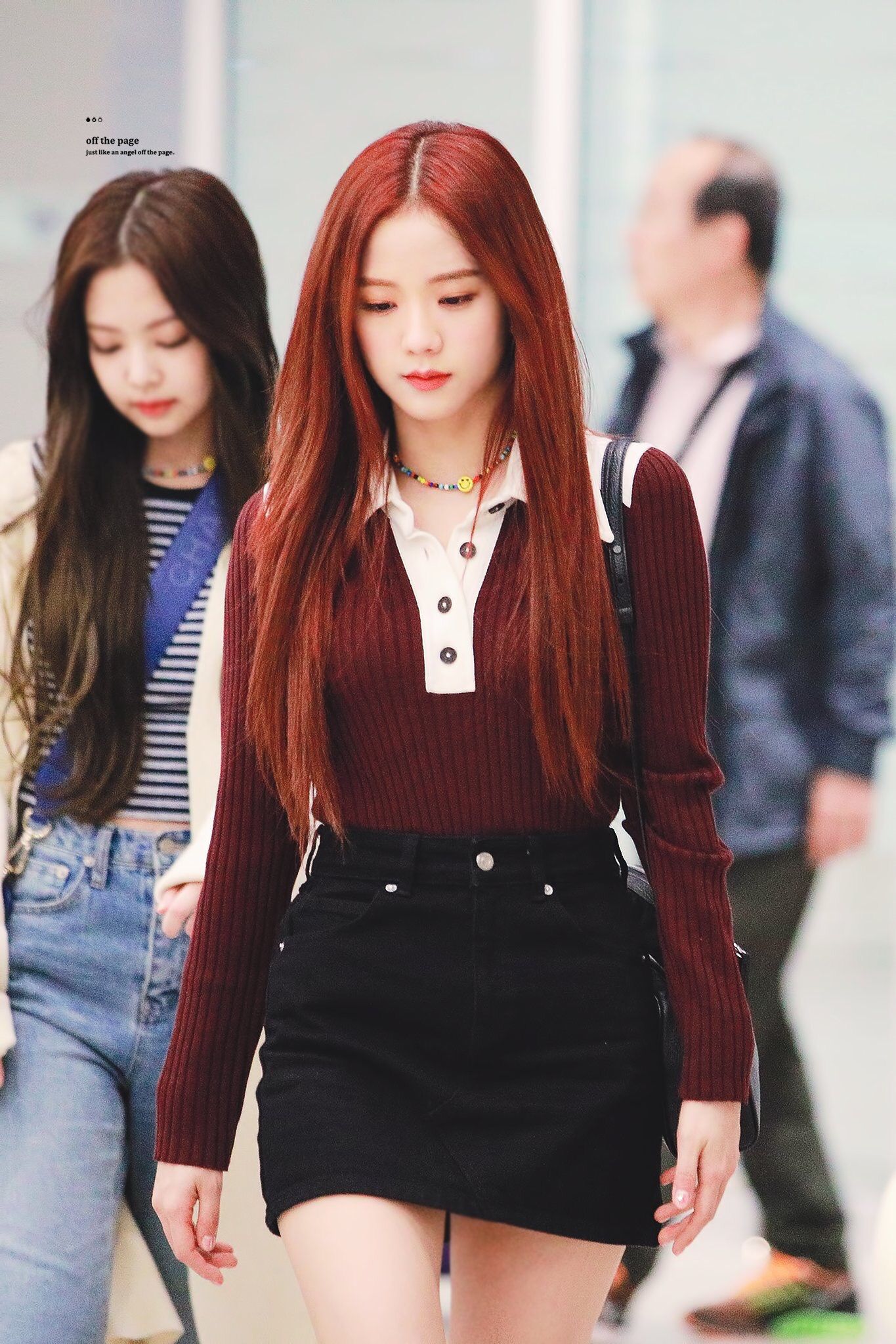 jisoo blackpink áo polo dài tay chân váy mini đen