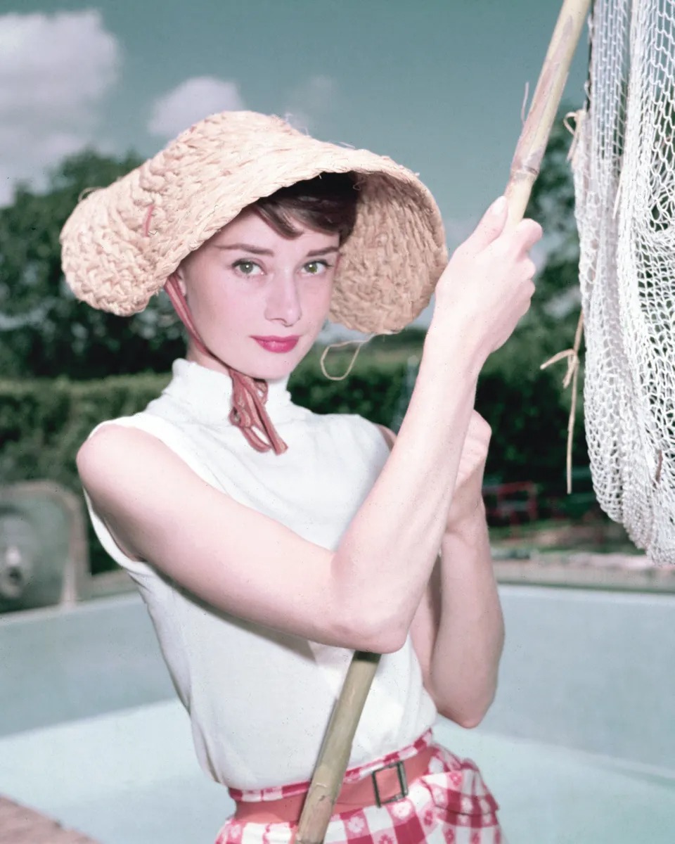 Thời trang Hè - Audrey Hepburn đội mũ cói mặc áo trắng