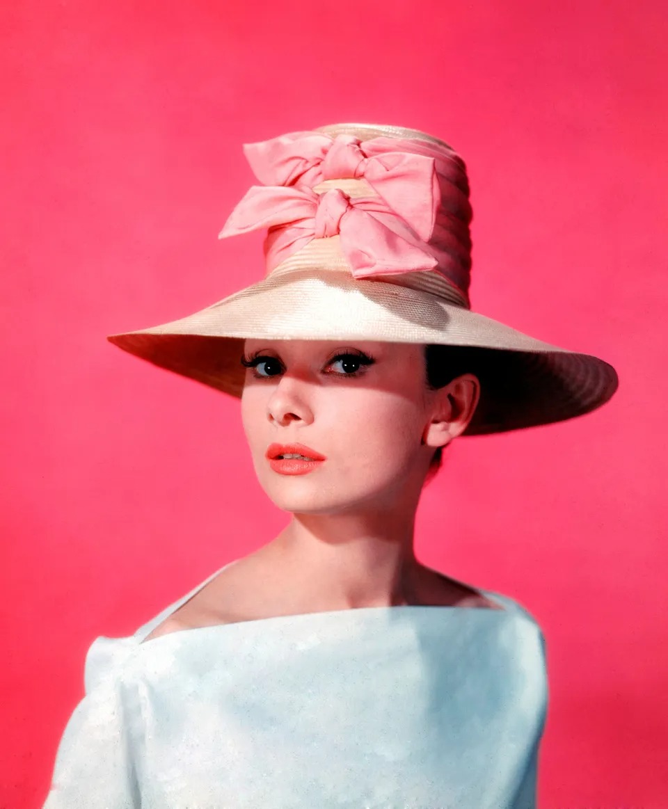 Thời trang Hè - Audrey Hepburn đội mũ cói thắt nơ hồng