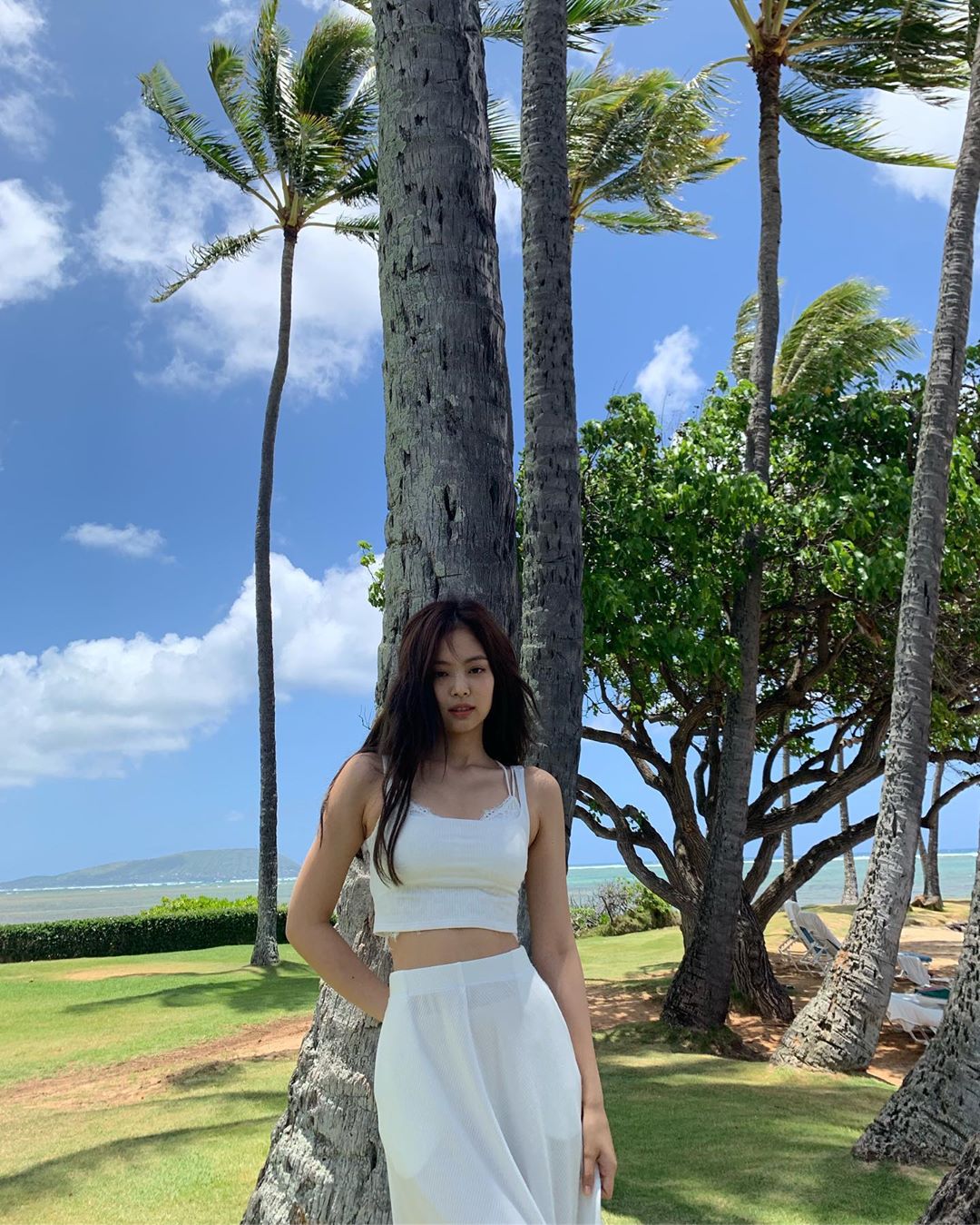 Thời trang Hè - Jennie mặc đồ trắng đi biển