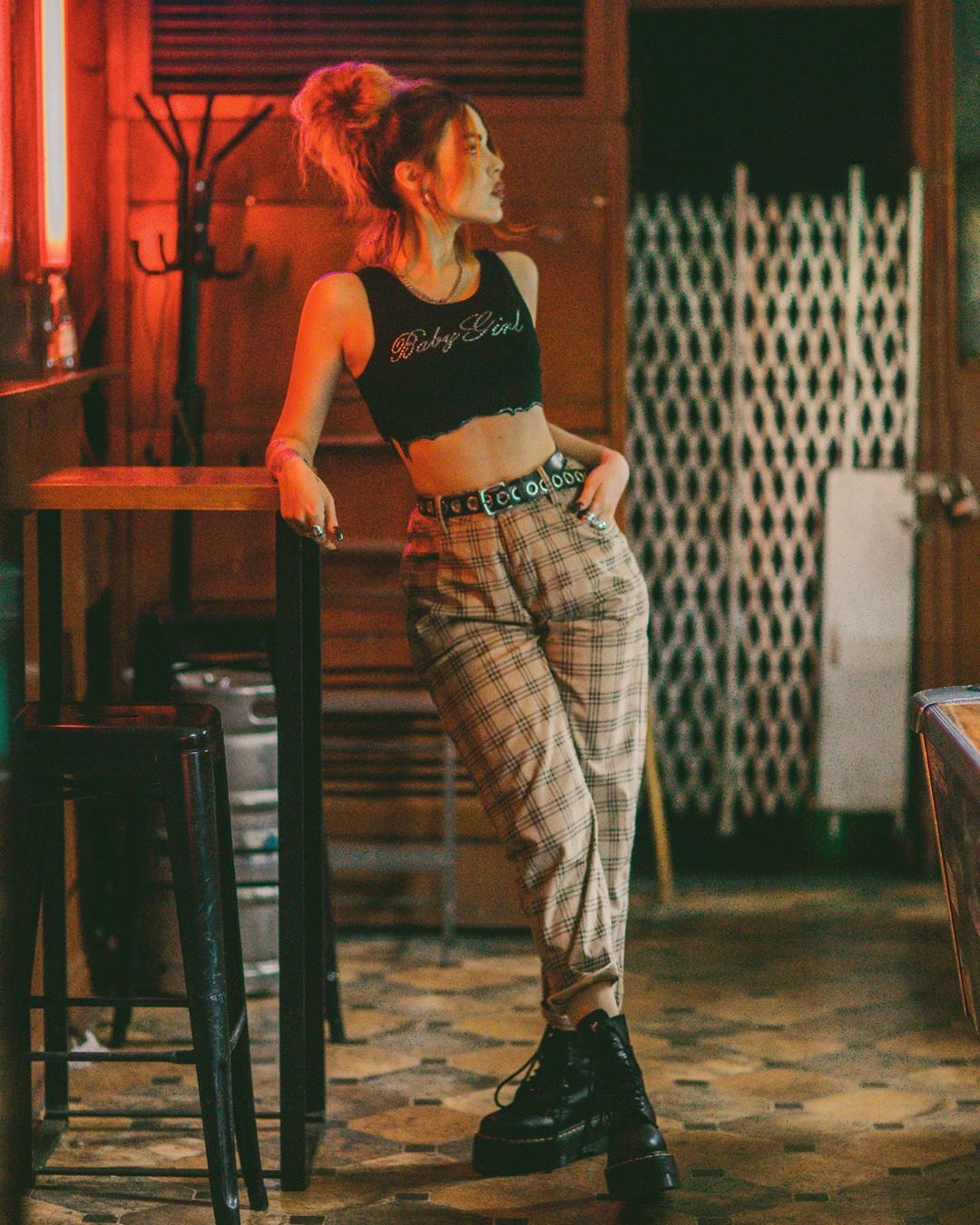 giày boots cao cổ vintage aesthetic áo croptop quần caro luanna