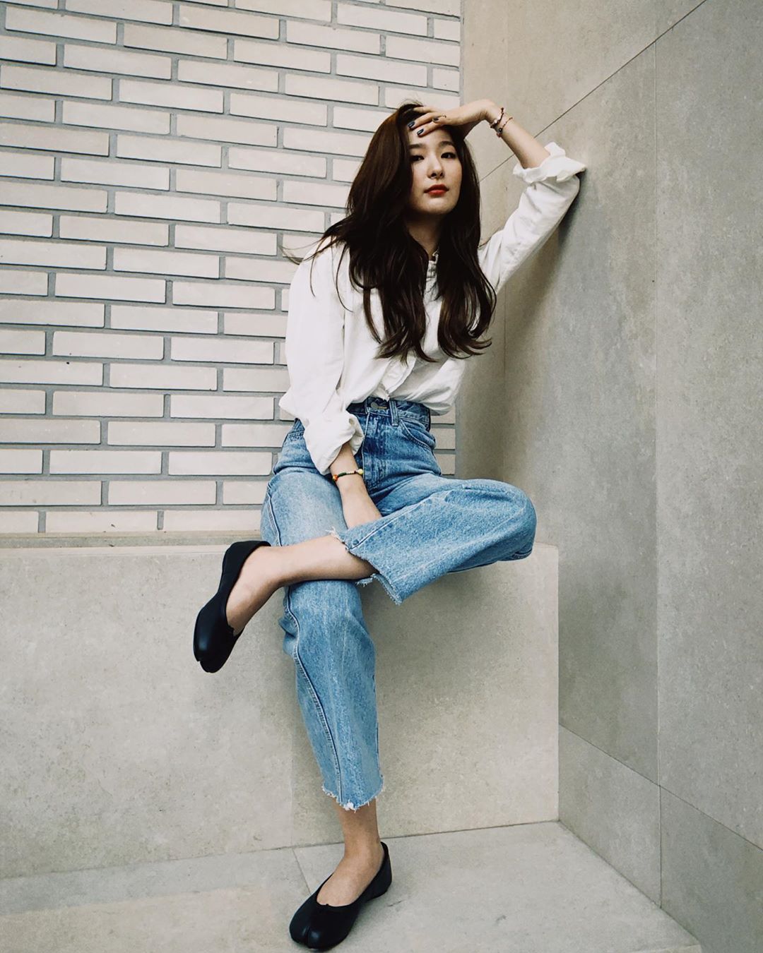 quần mom jeans vintage aesthetic áo sơ mi trắng seulgi red velvet