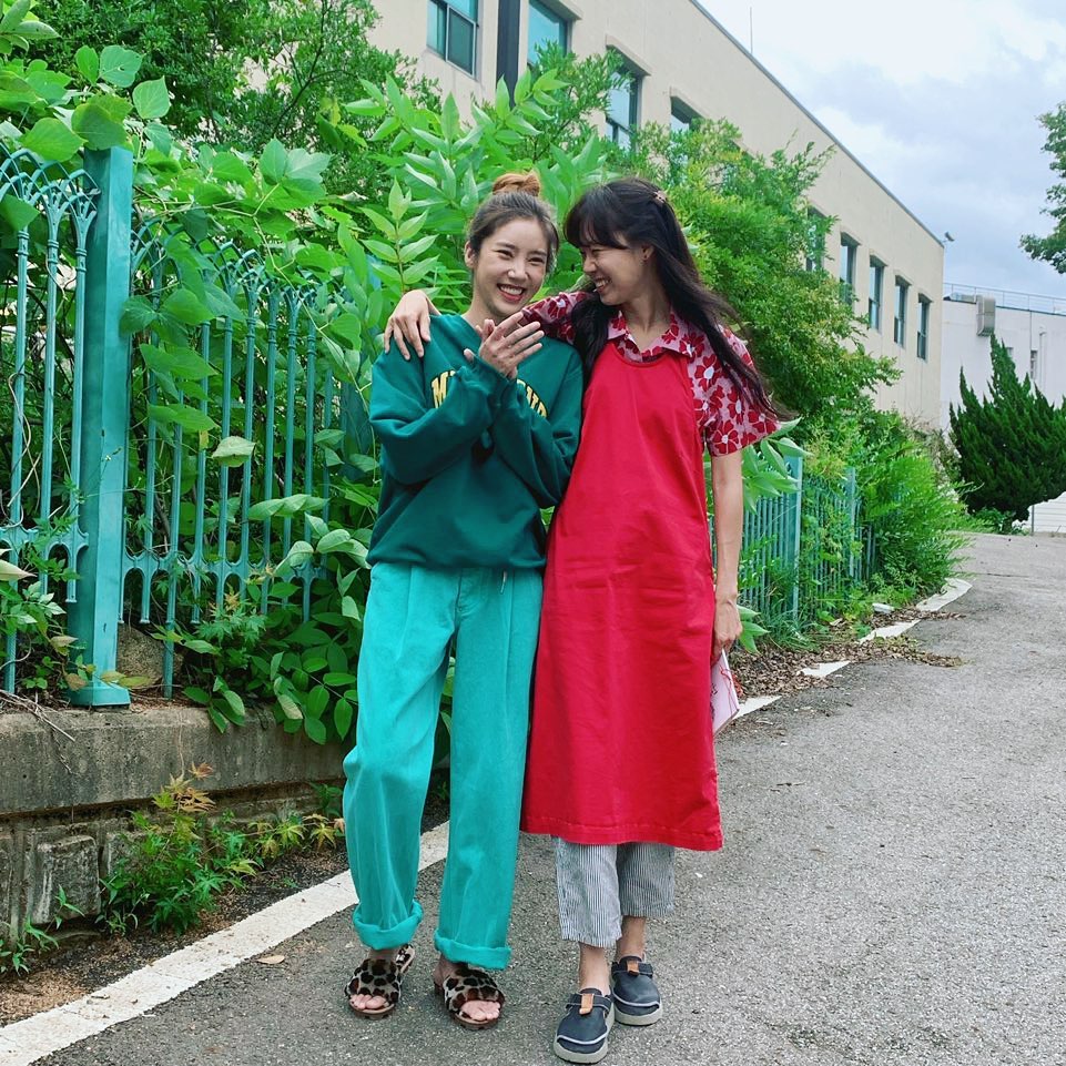 Thời trang trong phim khi hoa trà nở - Gong Hyo Jin mặc áo hoa, mang tạp dề đỏ