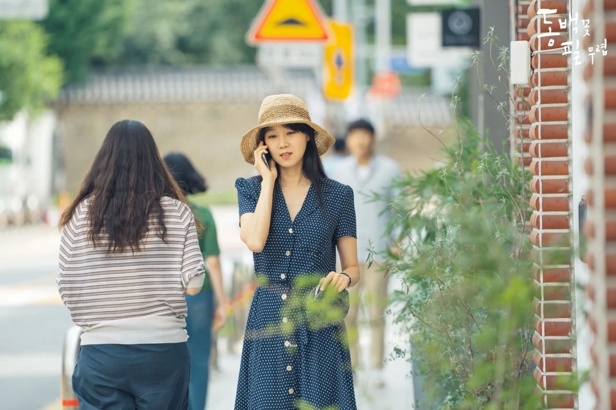 Thời trang trong phim khi hoa trà nở - Gong Hyo Jin mặc đầm chấm bi đội mũ cói