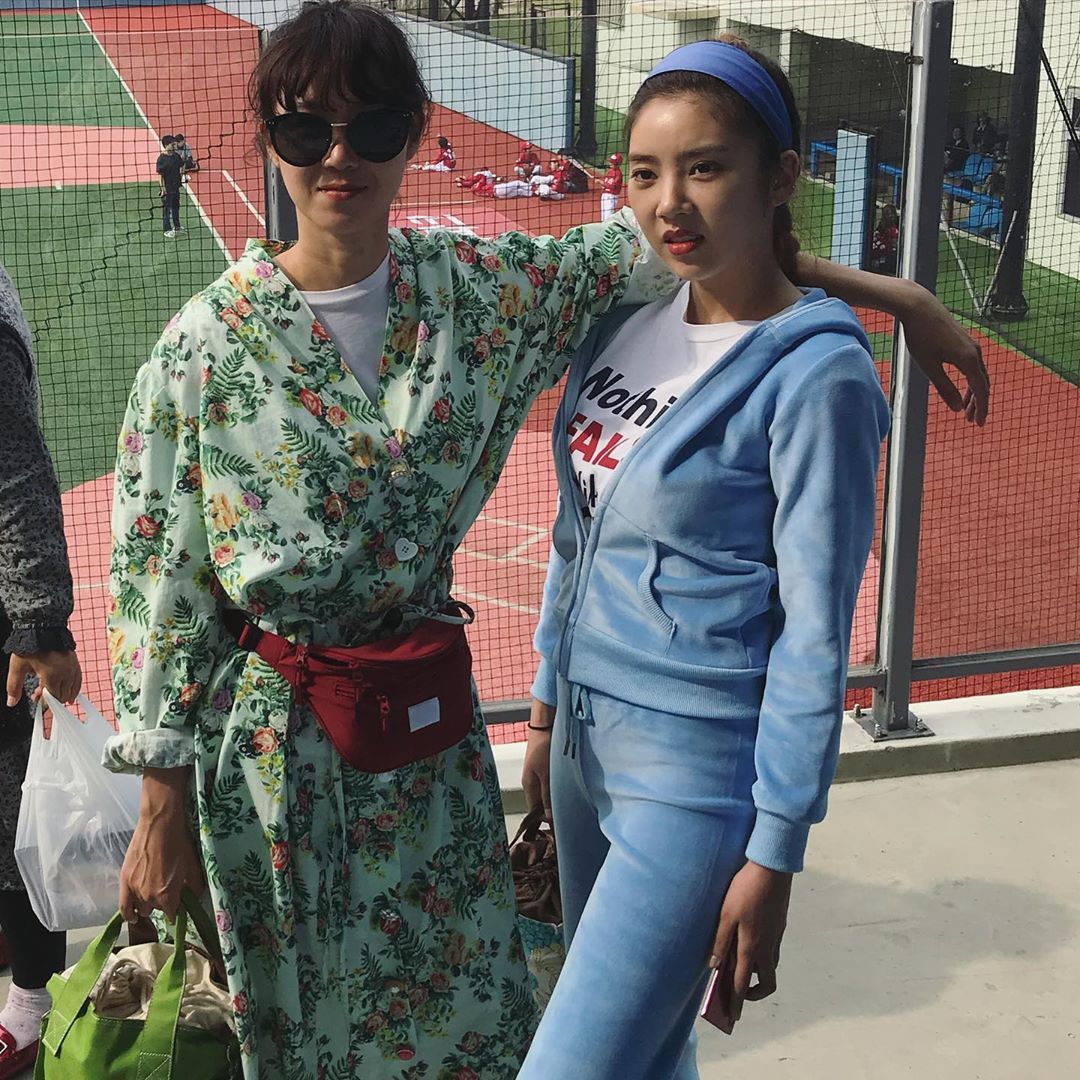 Thời trang trong phim khi hoa trà nở - Gong Hyo Jin mặc trang phục in họa tiết nhiệt đới, đeo túi bao tử màu đỏ