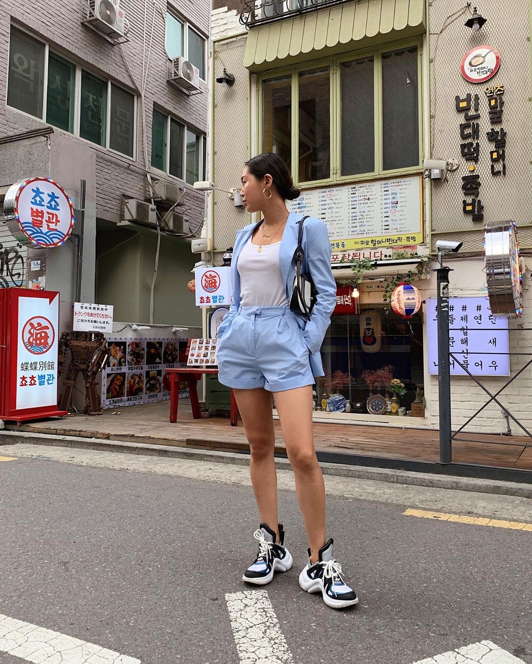 Aimee Song mặc âu phục shorts màu xanh baby giày sneakers theo phong cách thời trang athleisure