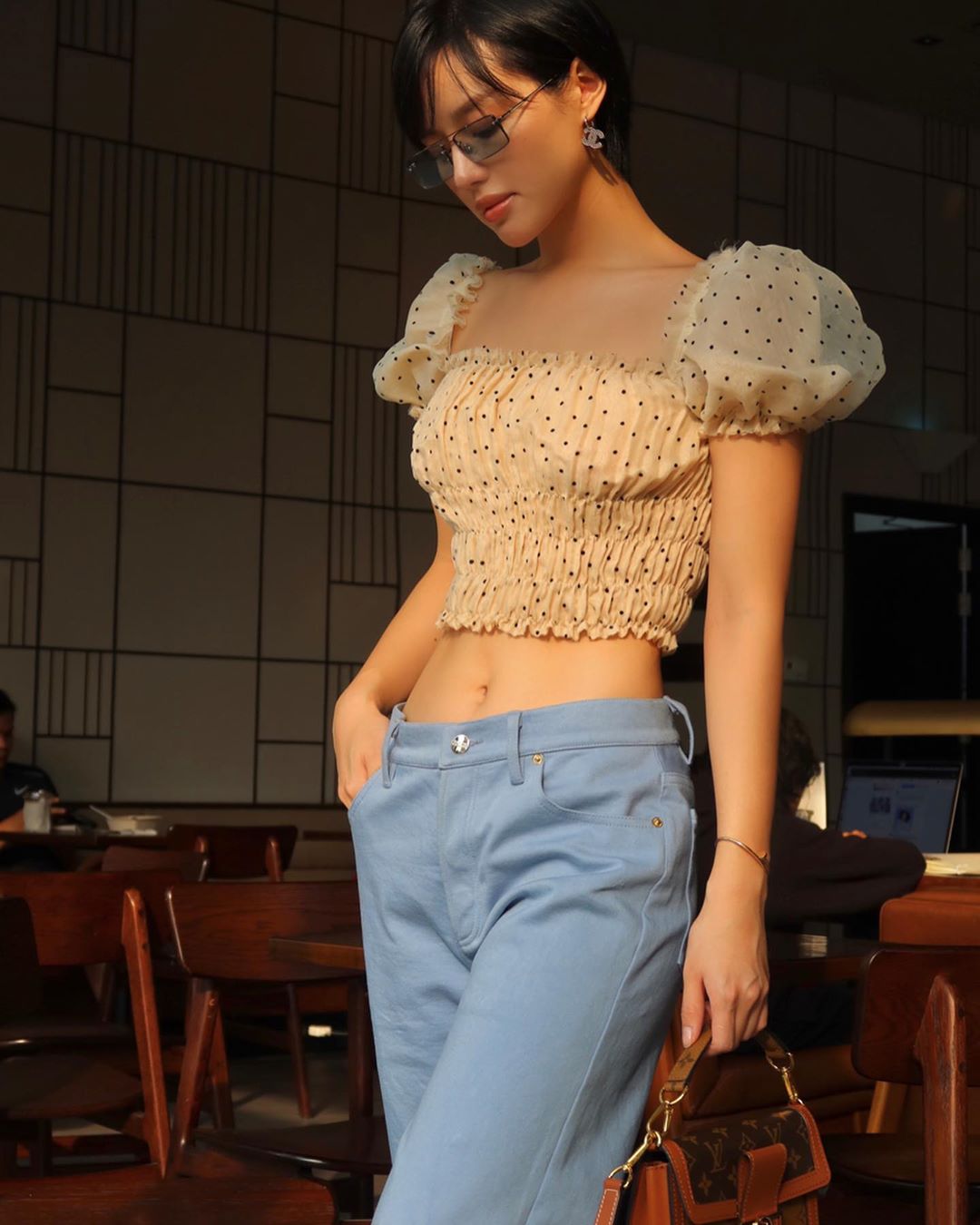 Khánh Linh mặc croptop voan và quần âu xanh baby