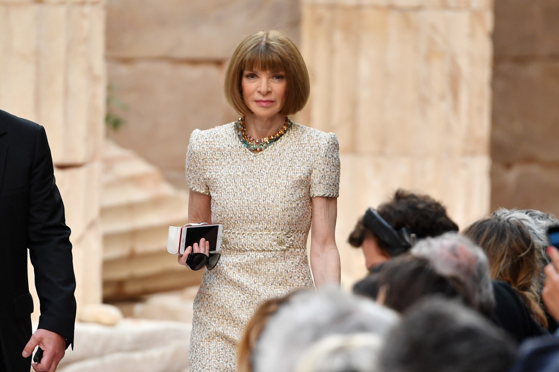 những câu nói hay của anna wintour đầm vải tweed dây chuyền ngọc