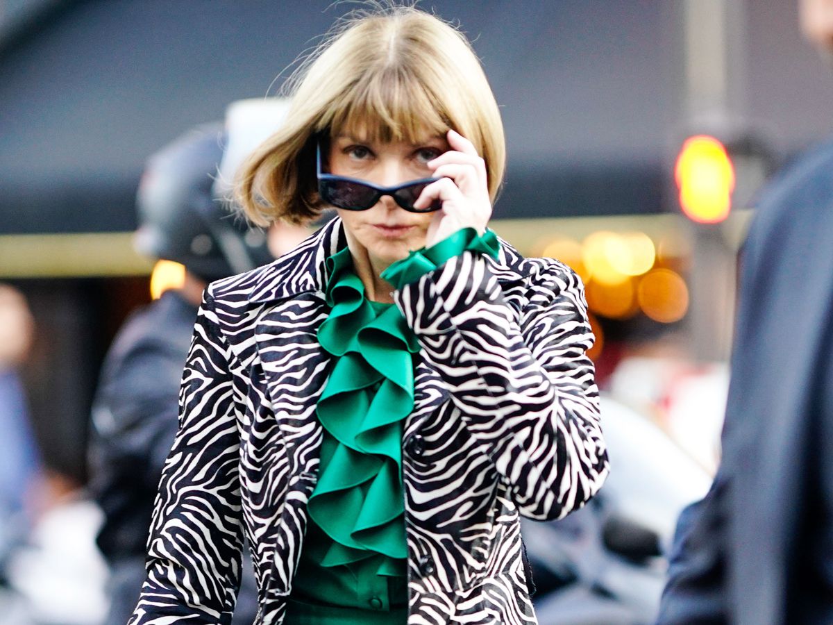 những câu nói hay của anna wintour kính mát áo họa tiết ngựa vằn