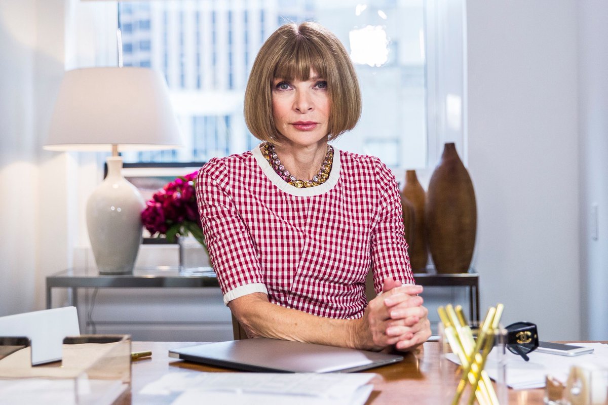 những câu nói hay của anna wintour văn phòng làm viêc đầm hồng gingham