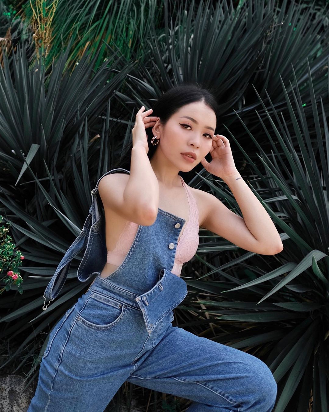 yếm denim áo bralette hồng phong cách retro vintage aesthetic