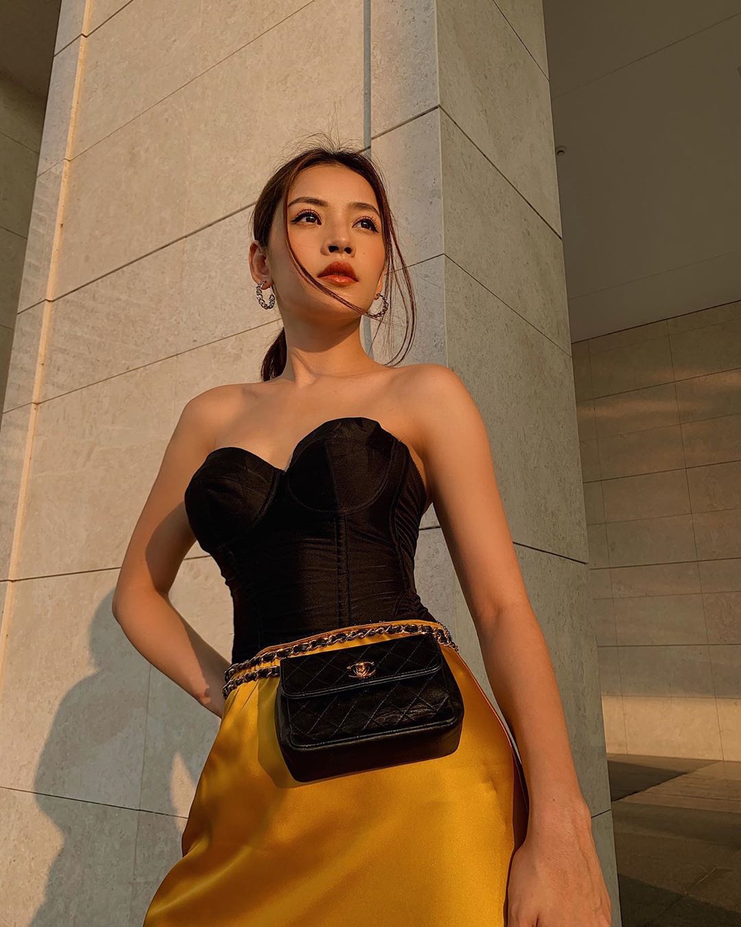 túi bao tử phong cách retro 90s vintage áo ống chân váy lụa vàng chipupu corset