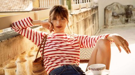 Xuống phố mùa Hè với áo thun kẻ theo phong cách Parisian chic
