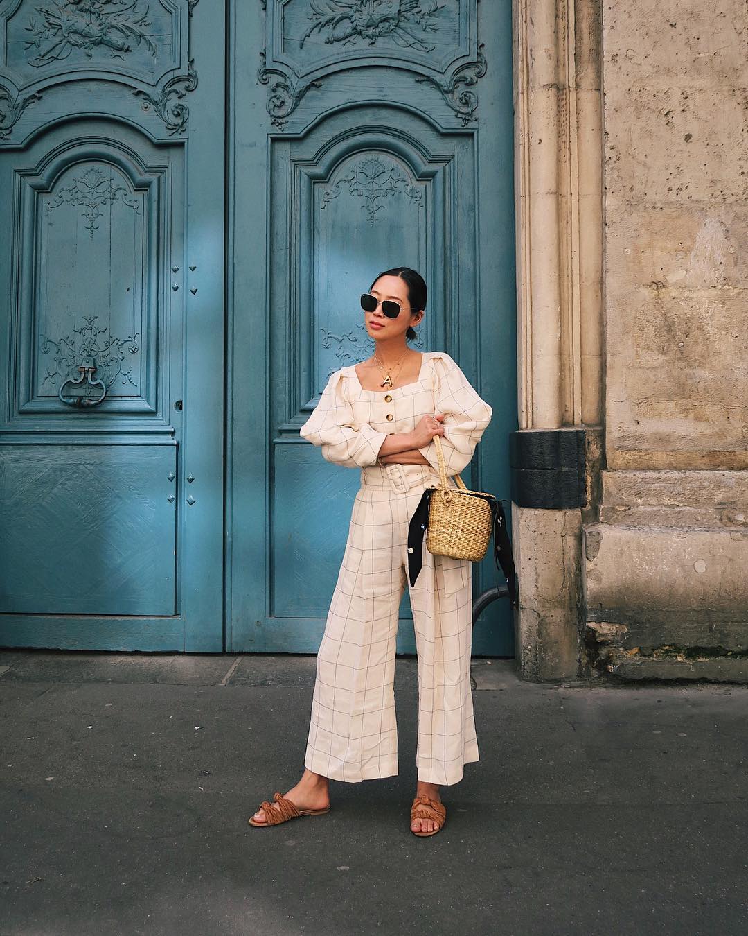 Aimee Song mặc jumpsuit linen kẻ ô