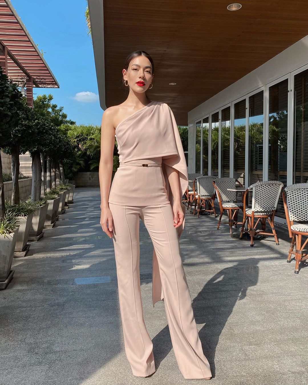 Kimberley mặc jumpsuit ống loe màu nude