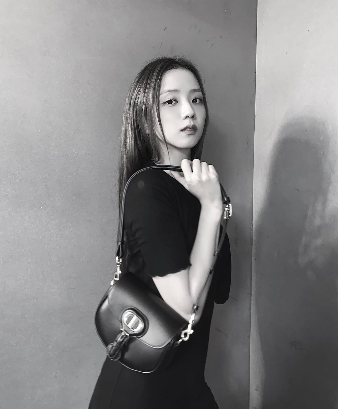 Jisoo túi Dior Bobby