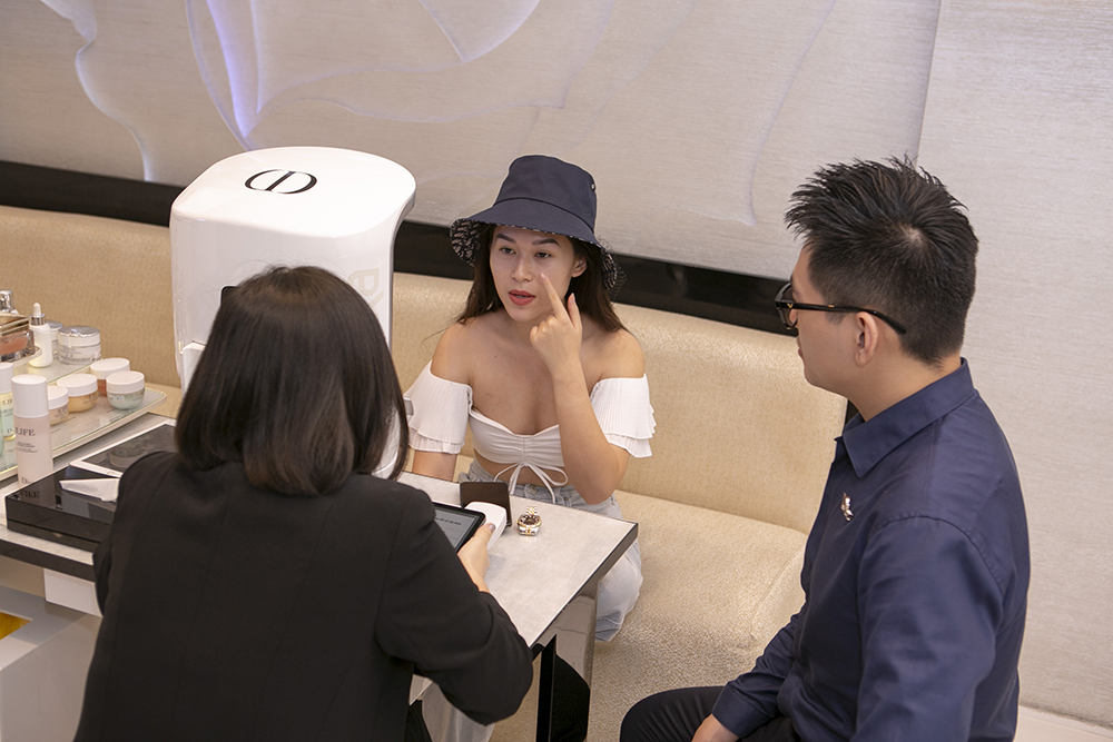 Chuyên viên tư vấn sẽ định hướng về vấn đề da cô gái được tư vấn soi da