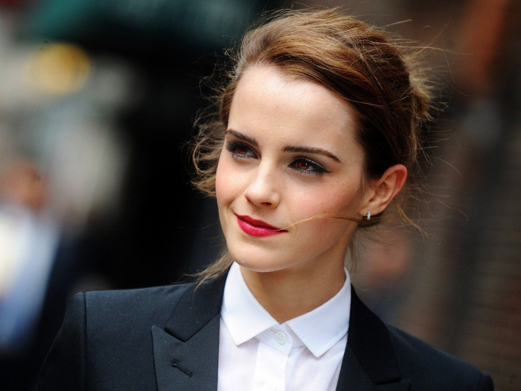 emma watson mặc áo blazer và áo sơ mi trắng