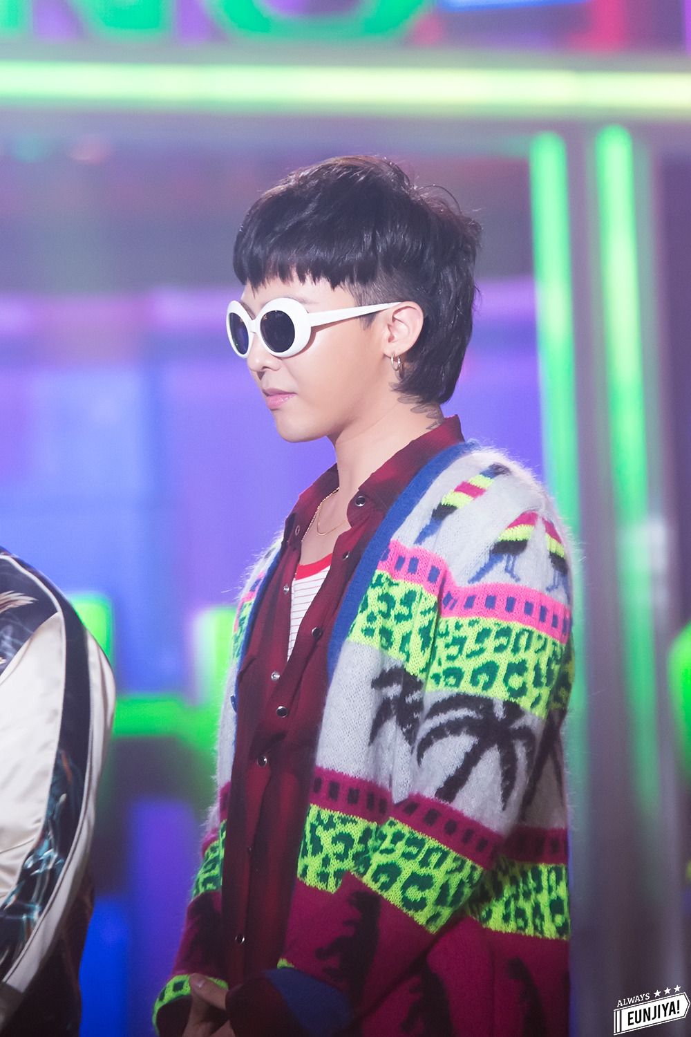G-Dragon đeo mắt kính retro gọng oval