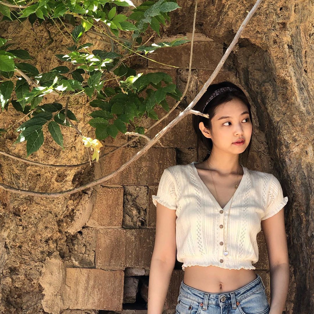 jennie blackpink áo crop top nhún bèo trắng