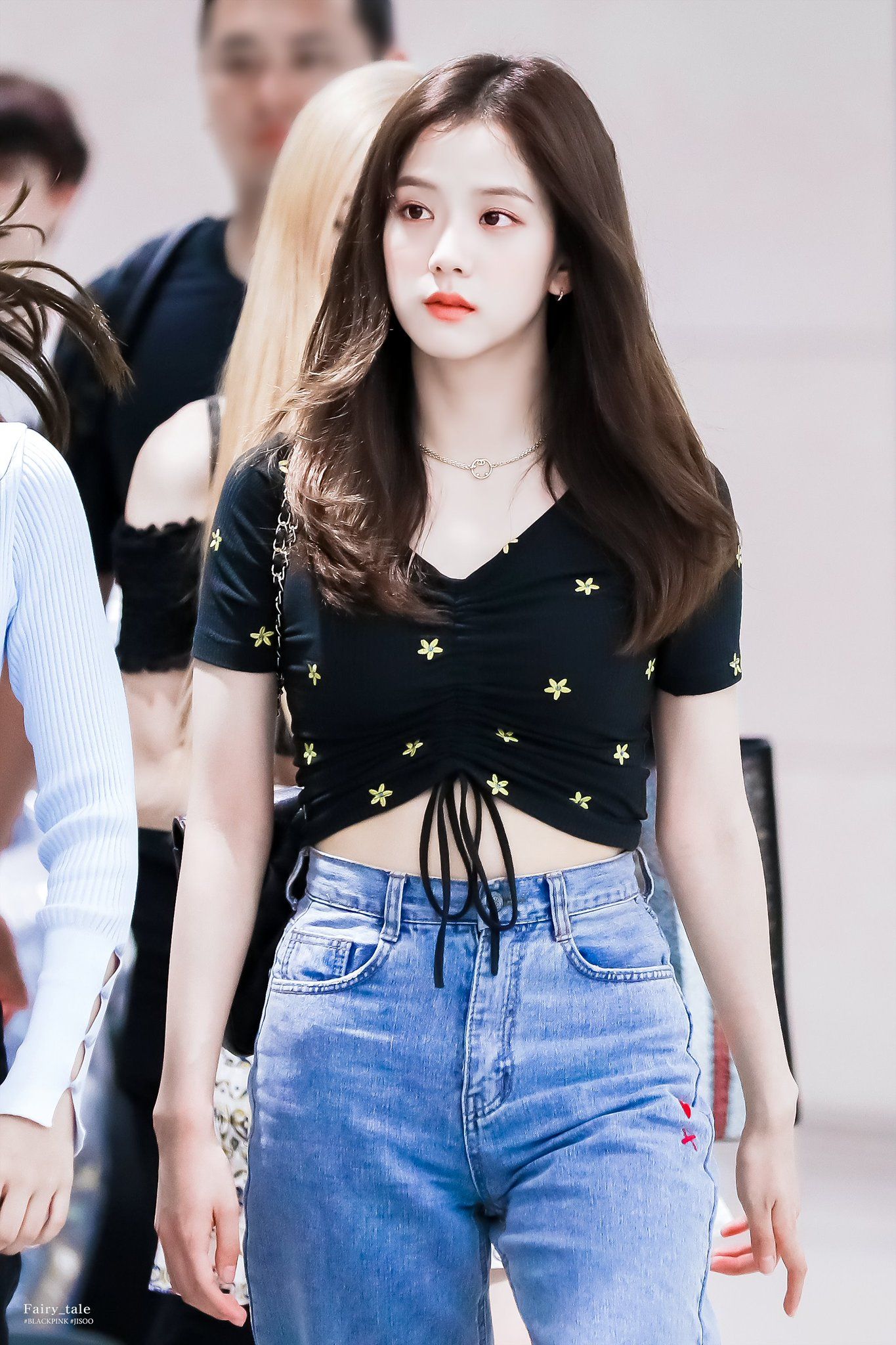 jisoo blackpink áo croptop đen họa tiết hoa