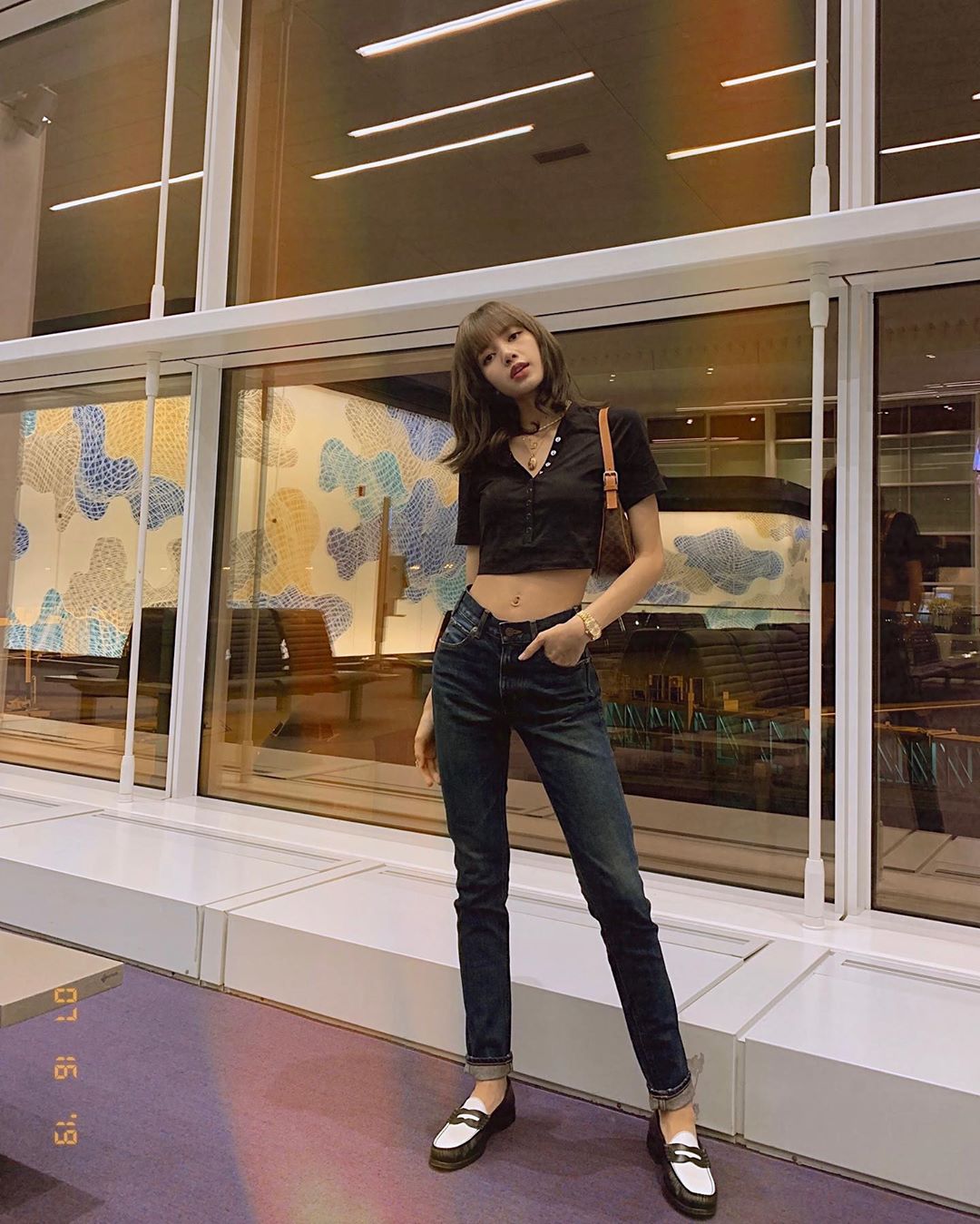 lisa blackpink áo croptop tay dài quần jeans ống suông