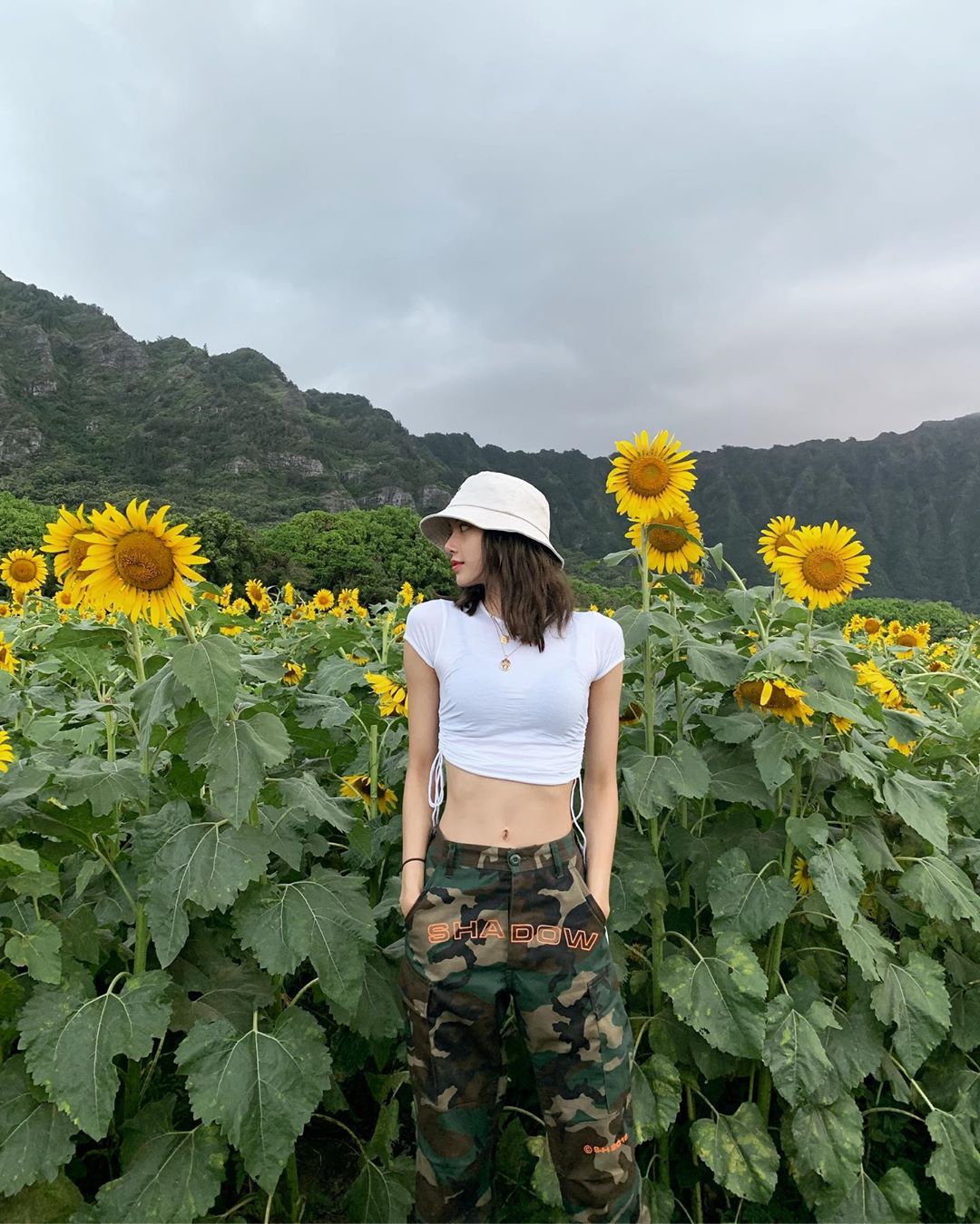 lisa blackpink áo croptop trắng quần cargo camouflage