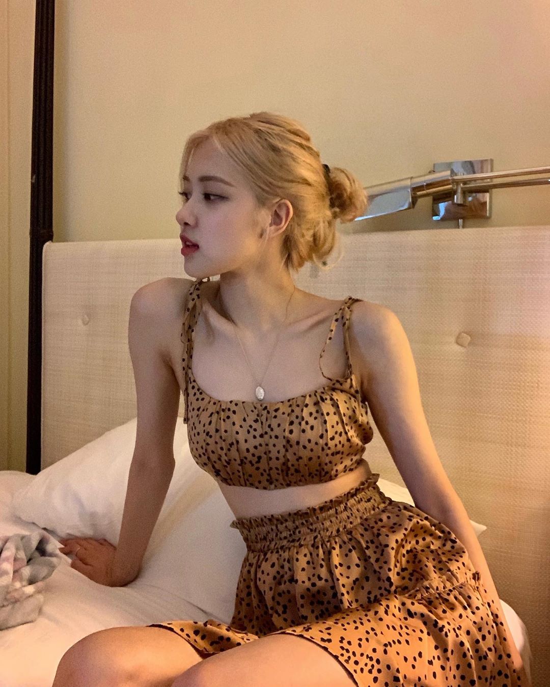 rosé blackpink áo croptop hai dây họa tiết chấm bi