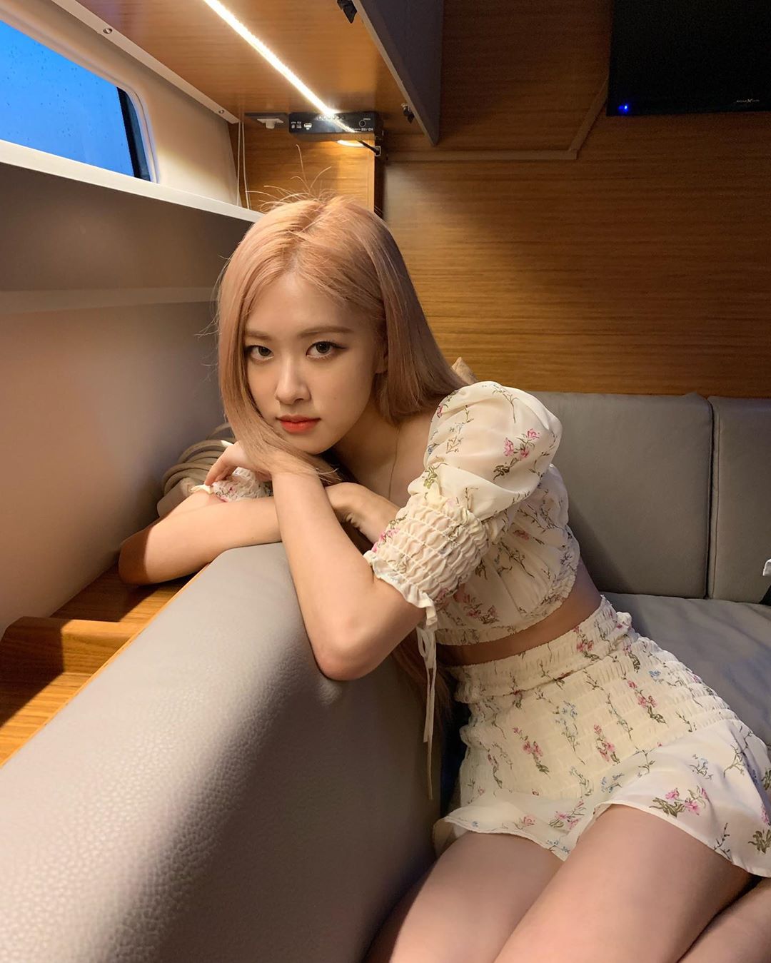 rosé blackpink áo croptop nhún chun hoa nhí