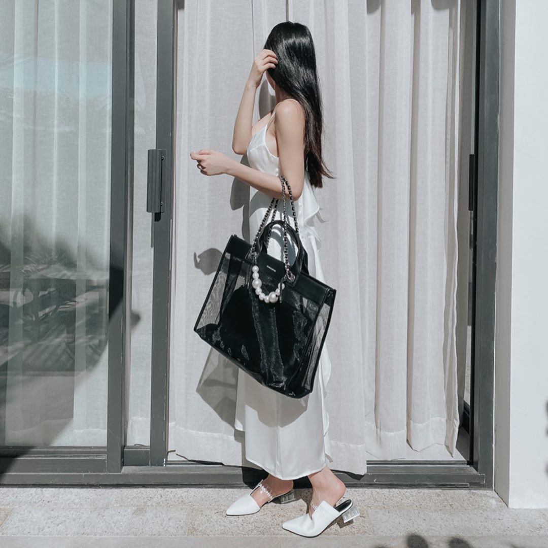 túi tote trong suốt mùa hè màu đen đầm slip dress trắng jun vũ