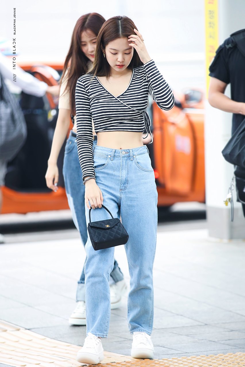 jennie kim thời trang sân bay áo croptop kẻ sọc quần jeans ống suôn