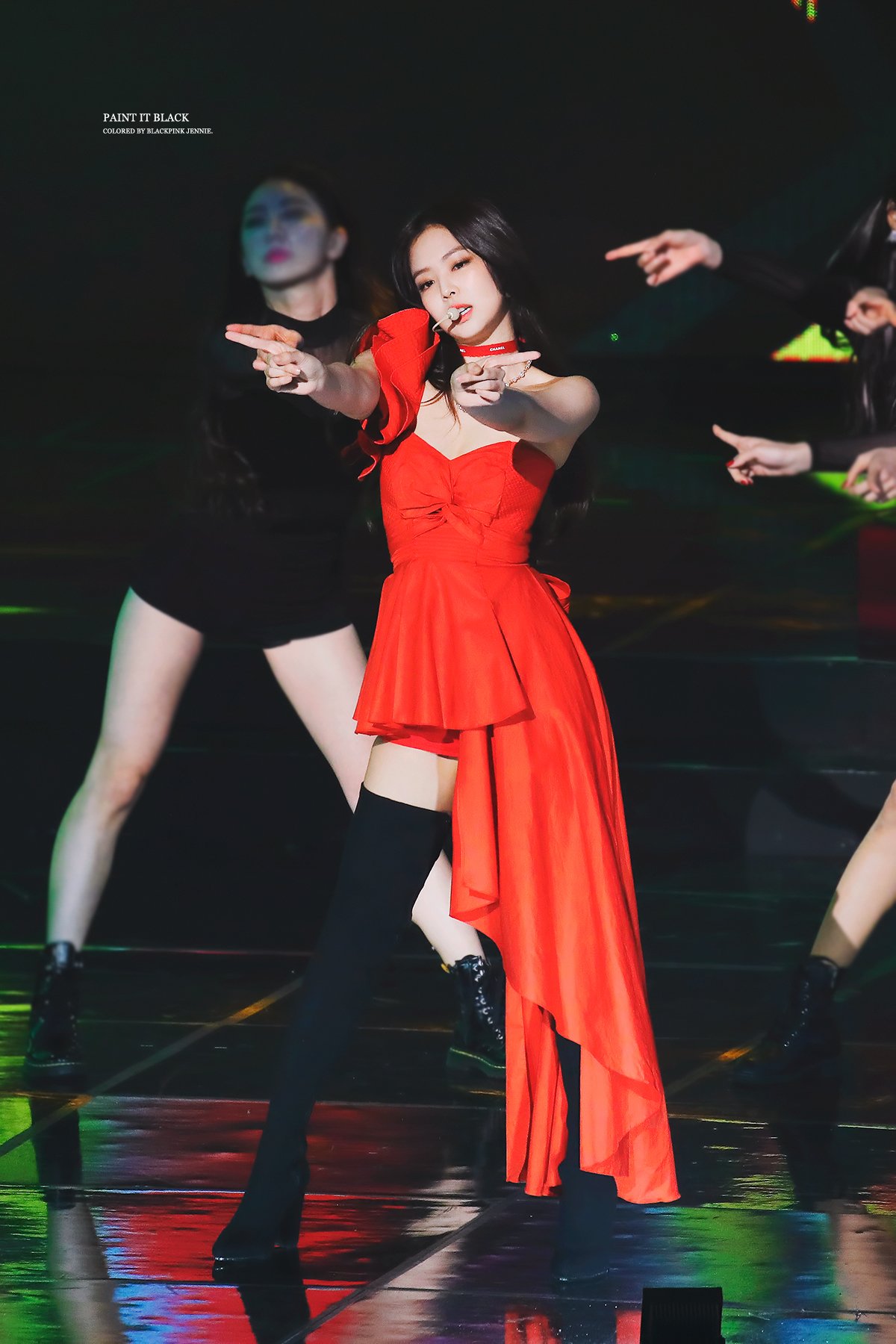 Jennie Kim trang phục sân khấu đầm đỏ lệch vai xẻ tà blackpink