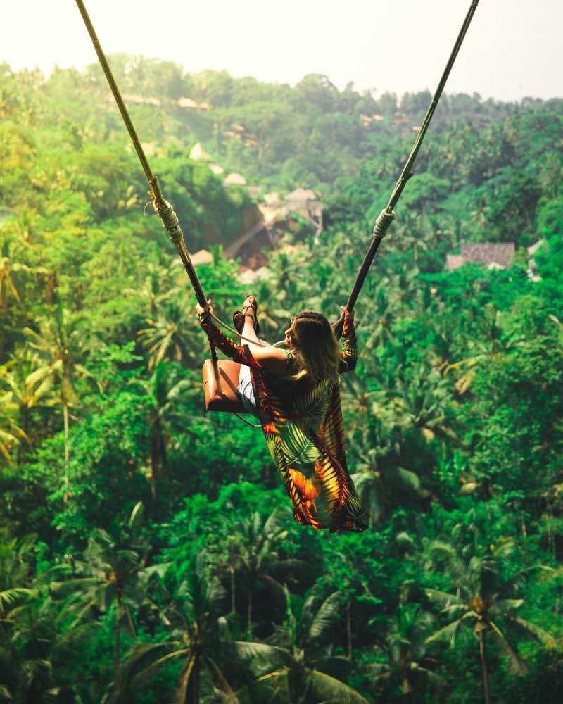 Bali châu Á - cô gái ngồi xích đu