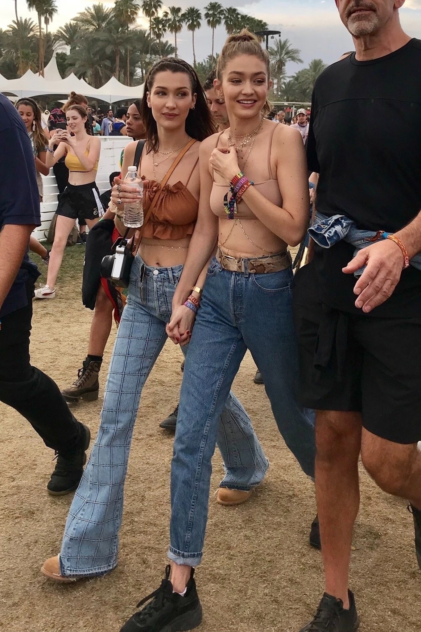 Mặc đẹp như Gigi và Bella Hadid với quần jeans và croptop hai dây