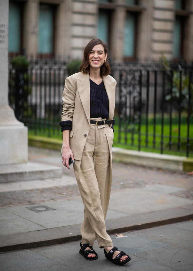 Alexa Chung mang giày sandal nữ đế thô và blazer