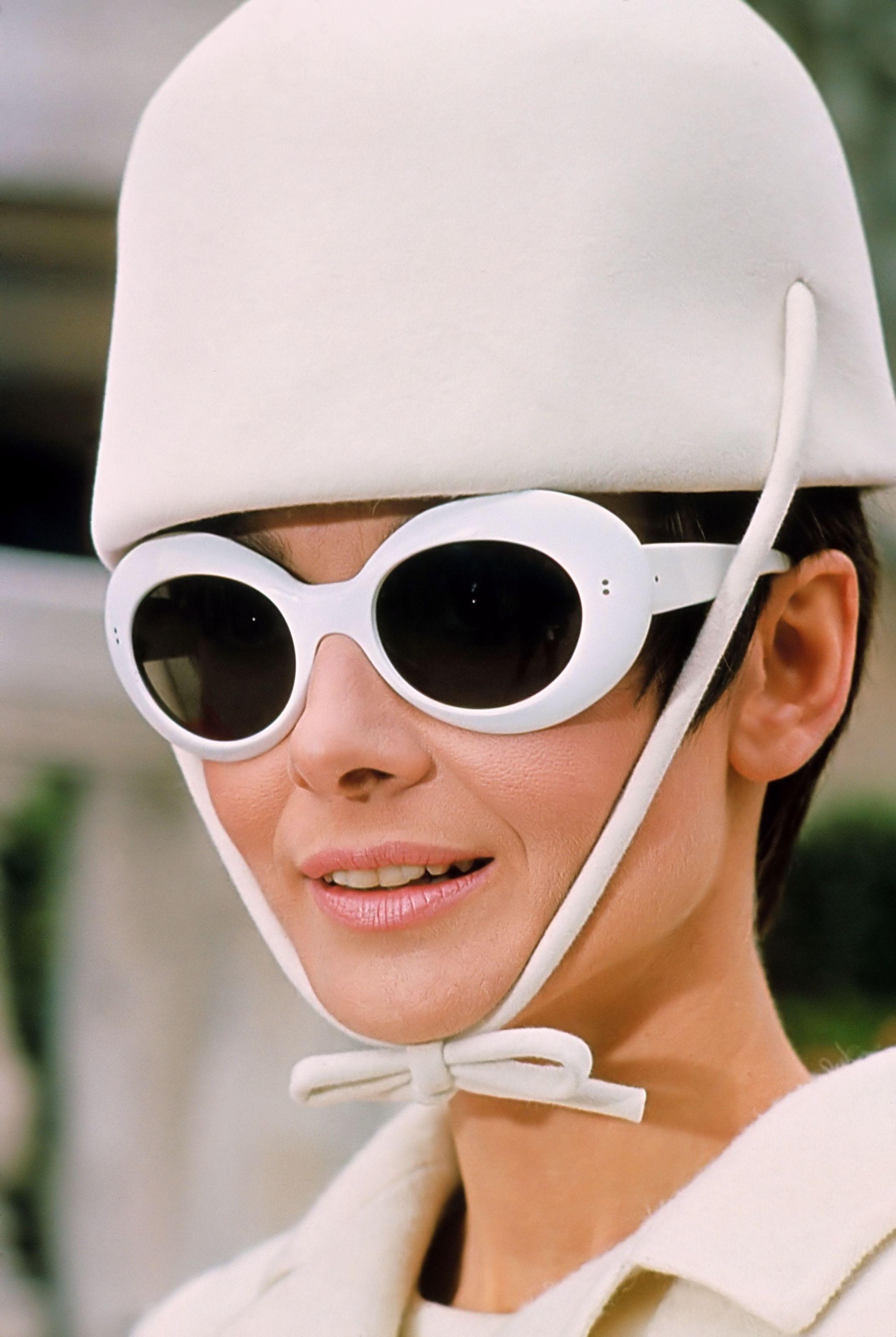 audrey hepburn đeo mắt kính gọng trắng