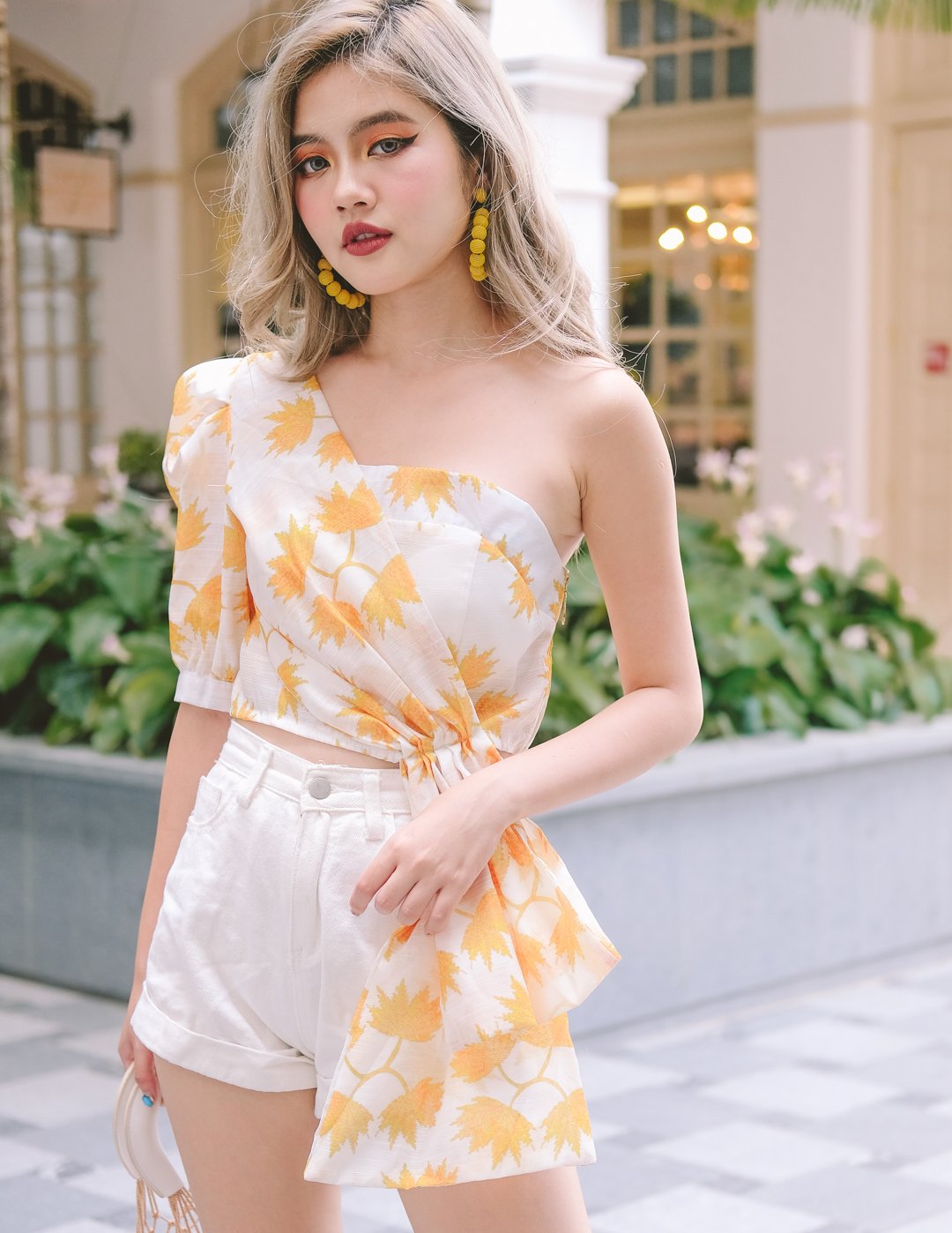 mfw mặc áo lệch vai họa tiết hoa vàng quần shorts trắng