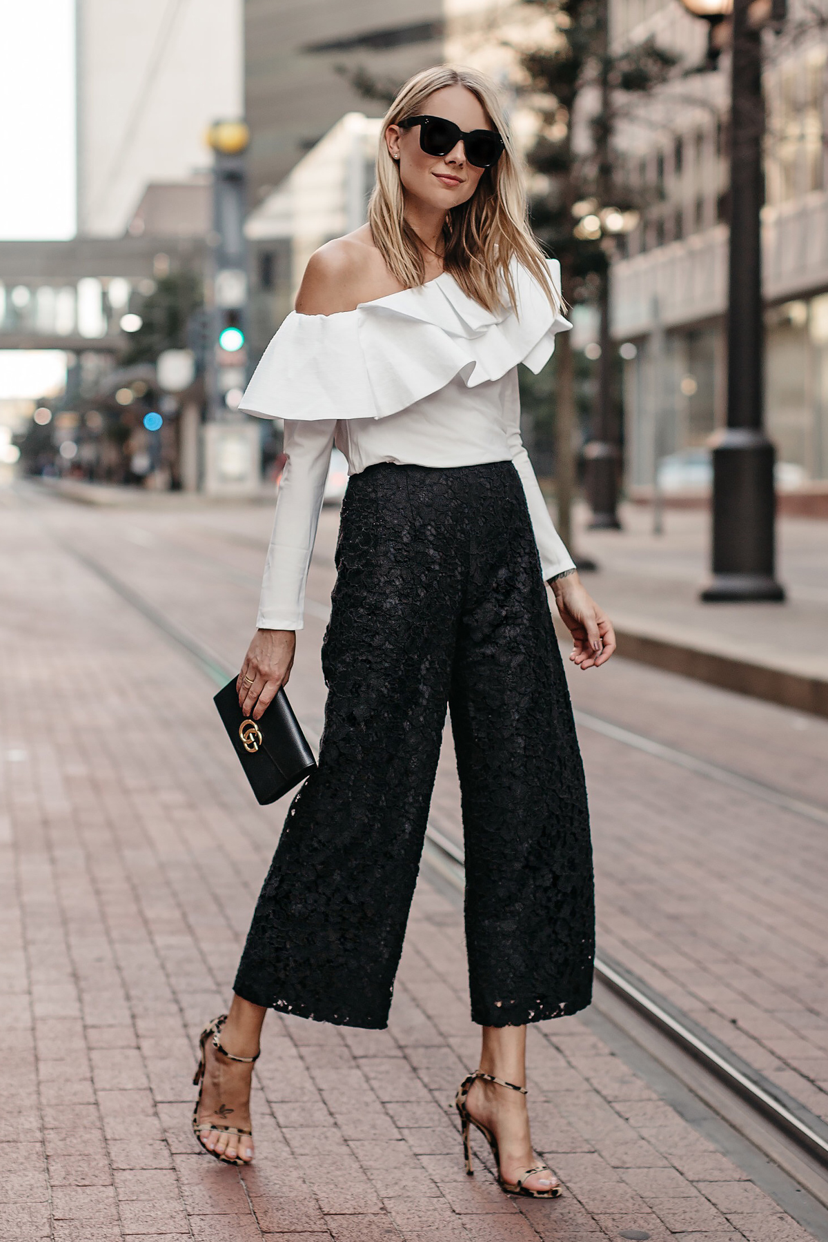 fashion jackson mặc áo lệch vai nhún bèo quần culottes ren