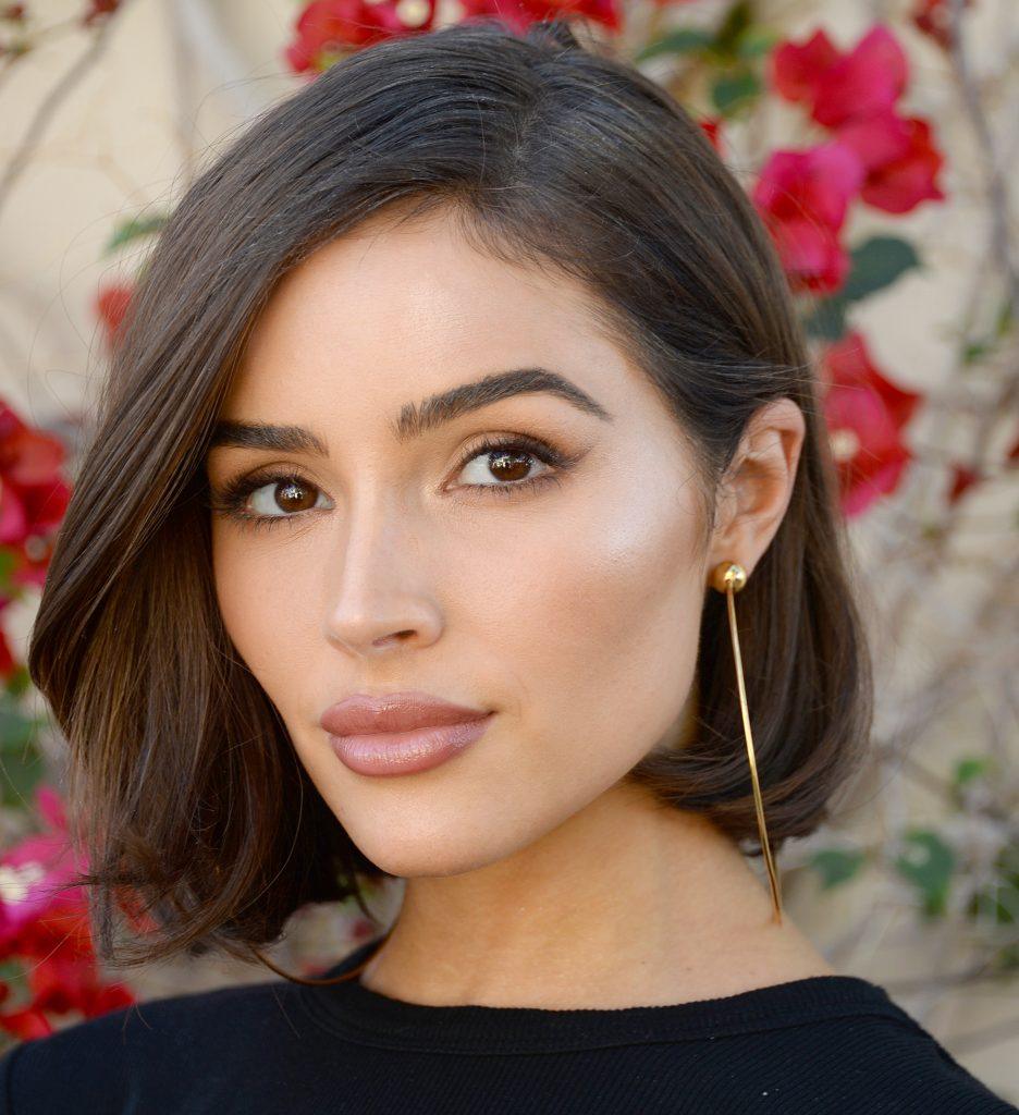 Olivia Culpo sành điệu với kiểu tóc blunt bob nhuộm nâu. 