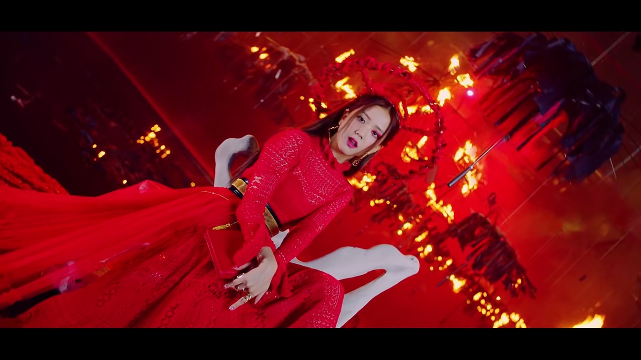 Jisoo blackpink mặc đầu đỏ dài mv how you like that