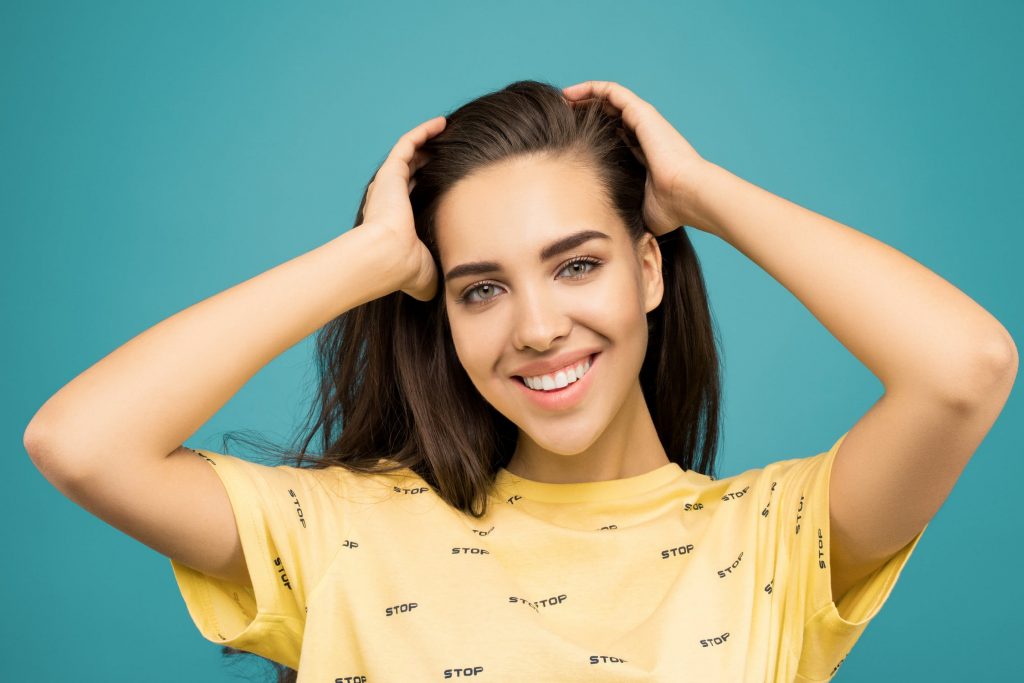 Thường xuyên cắt tỉa giúp kích thích sự phát triển của sợi tóc. rụng tóc - cười