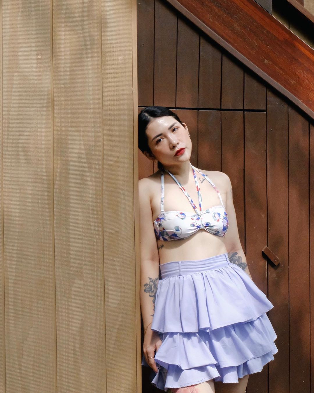 Thời trang cung cự giải - Lâm Thúy Nhàn mặc áo bikini và chân váy xếp tầng màu tím