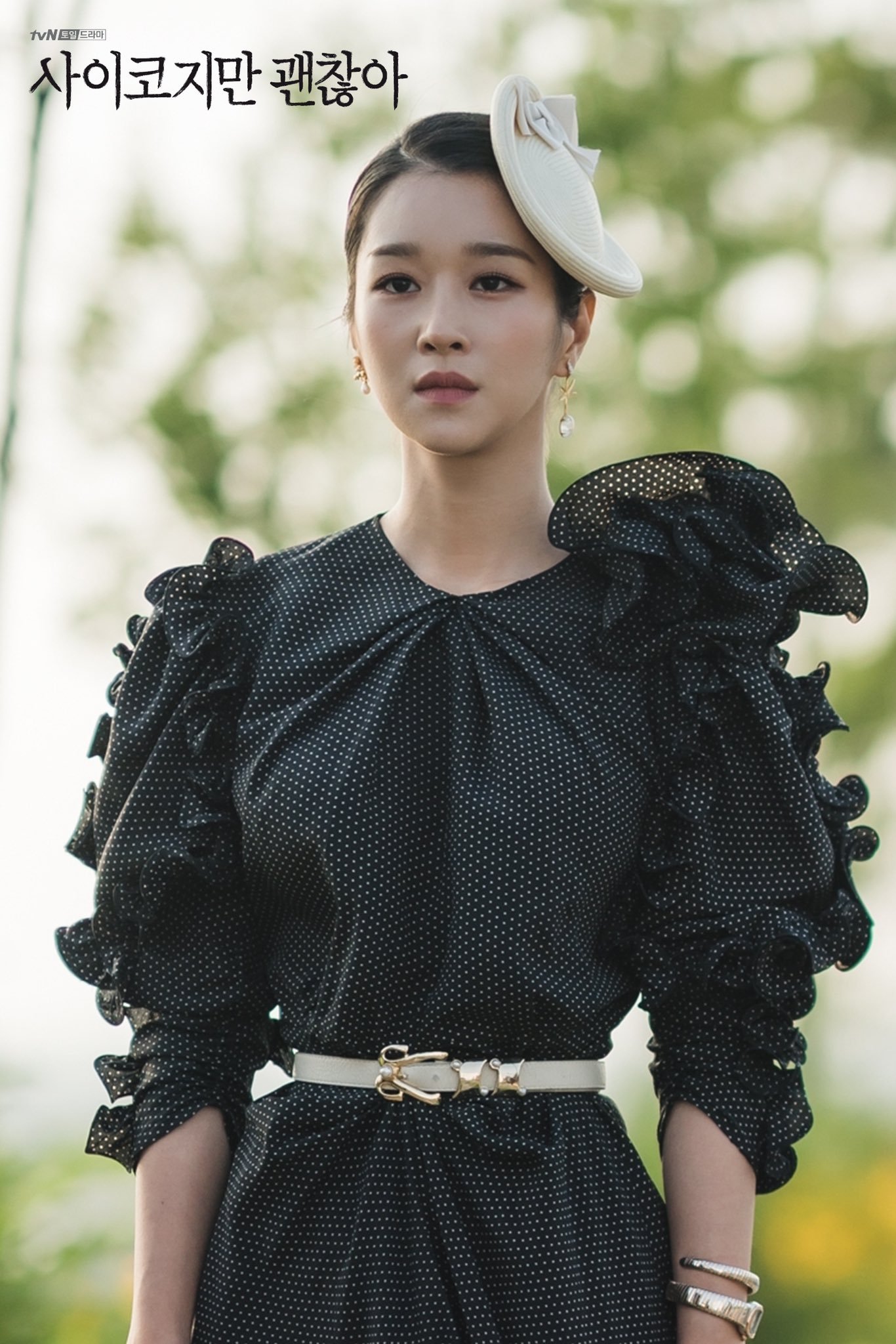 Seo Ye Ji mặc đầm đen chấm bi tay phồng trong phim điên thì có sao