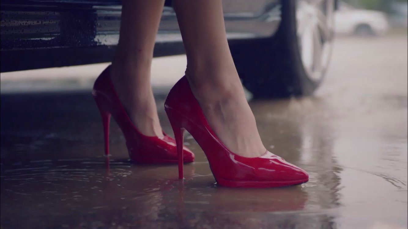 Seo Ye Ji mang giày cao gót đỏ trong phim its okay to not be okay