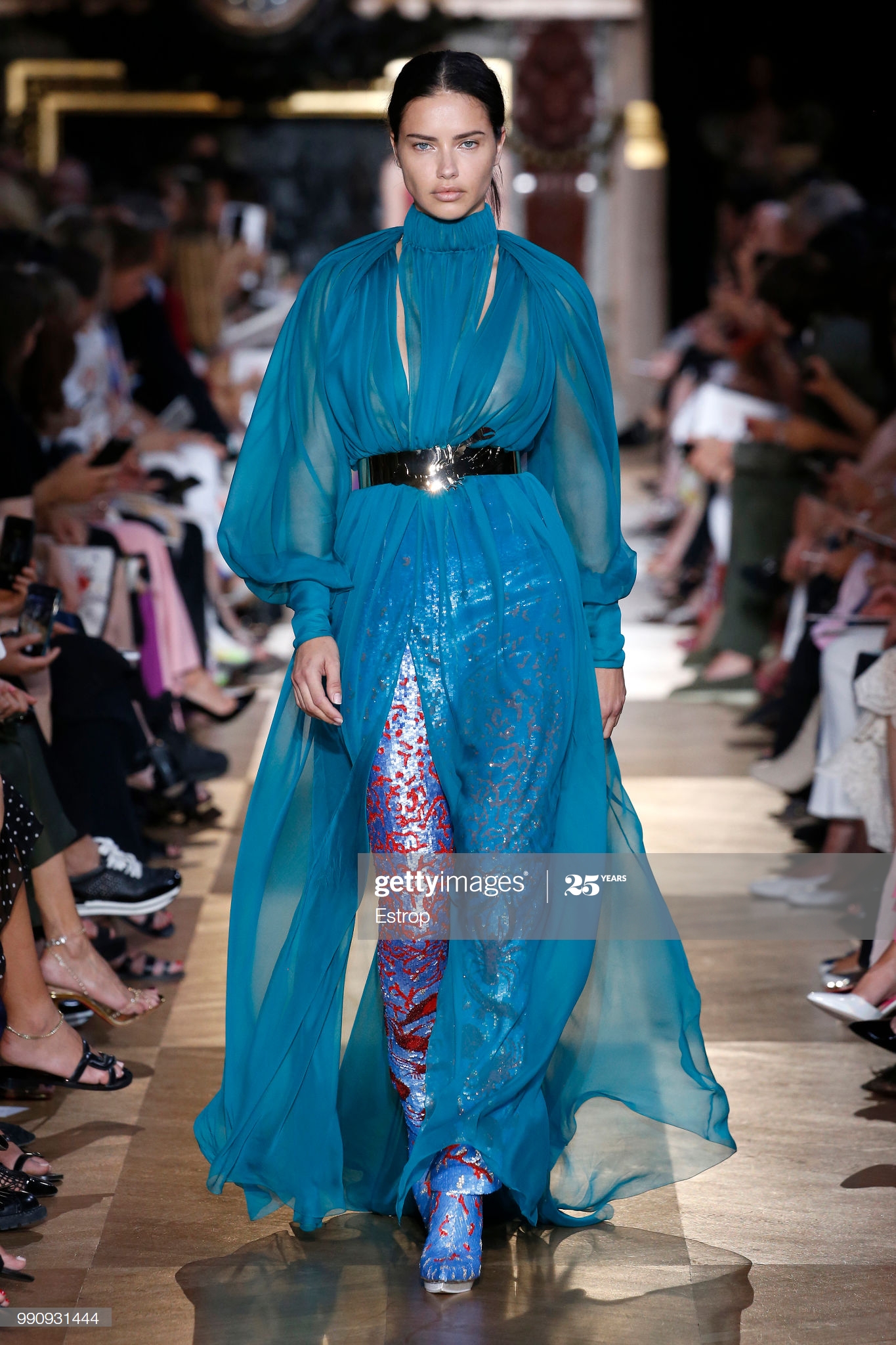 cựu thiên thần Victoria's Secret Adriana Lima tại show Schiaparelli Haute Couture FW1819 