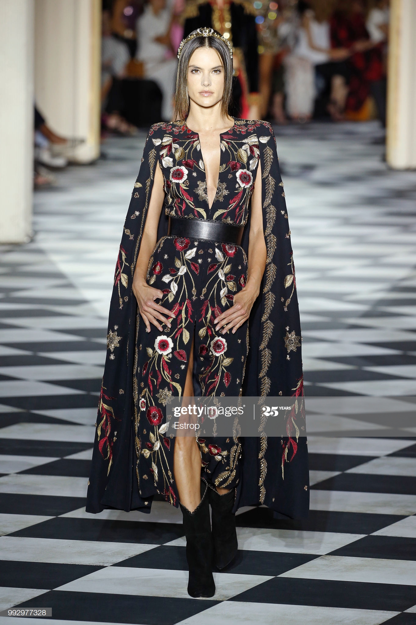 cựu thiên thần Victoria's Secret Alessandra Ambrosio tại show Zuhair Murad Haute Couture tại PFW 1819