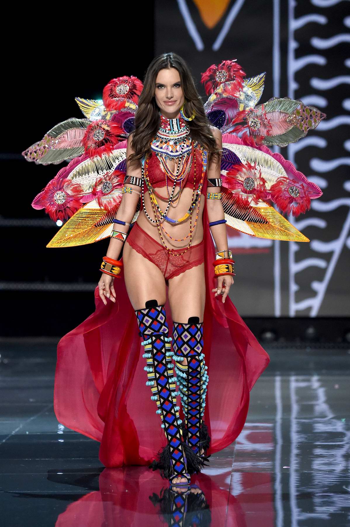 cựu thiên thần Victoria's Secret Alessandra Ambrosio tại show VS cuối cùng 2017