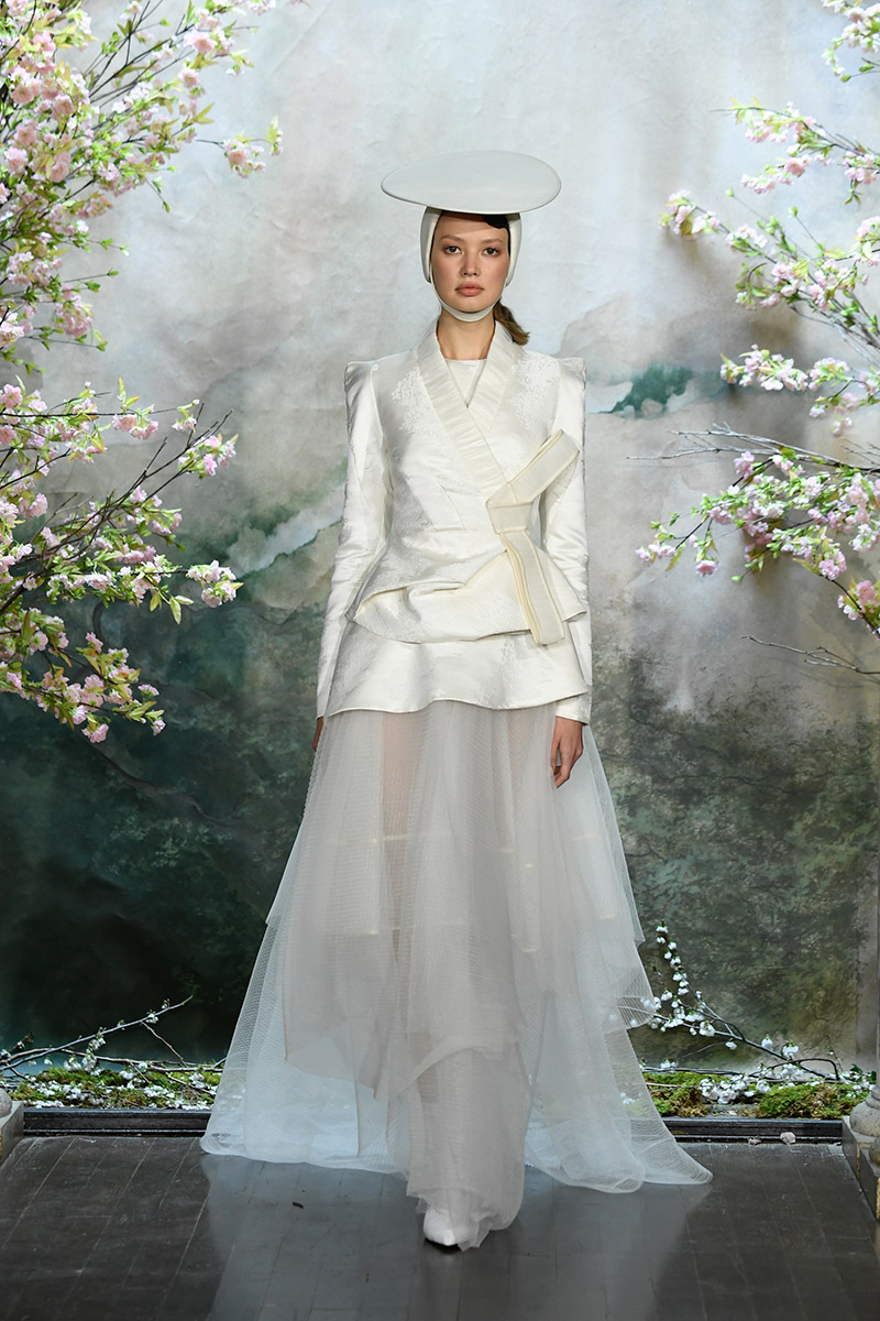 Váy cưới kết hợp áo blazer màu trắng của Phuong My Bridal