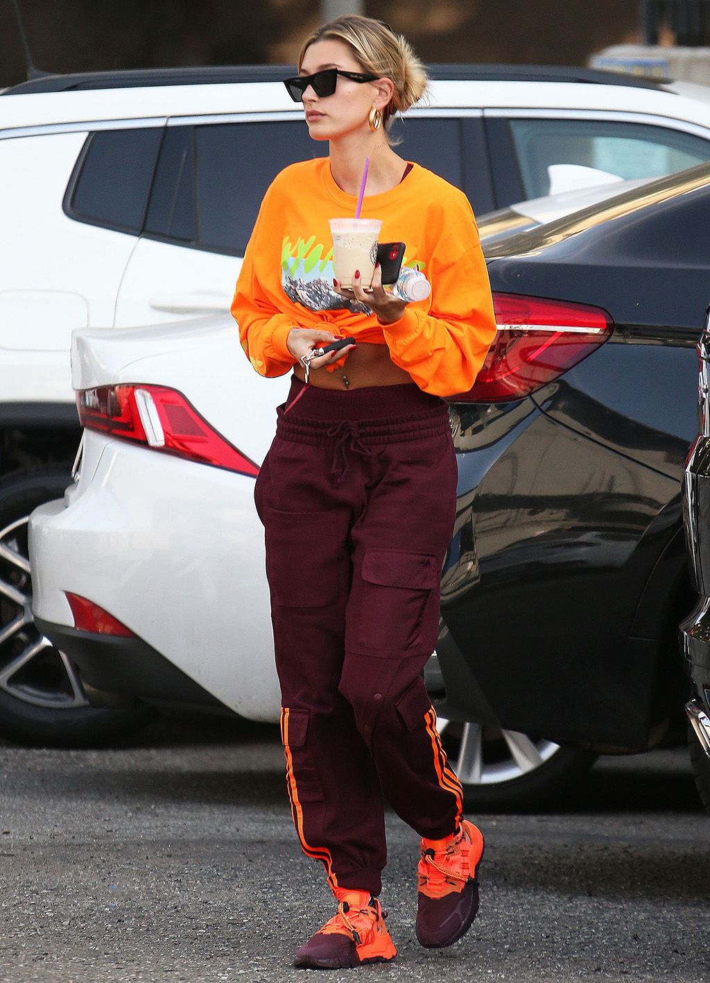 hailey baldwin bieber măc áo crop top quần tracksuit theo phong cách thời trang athleisure