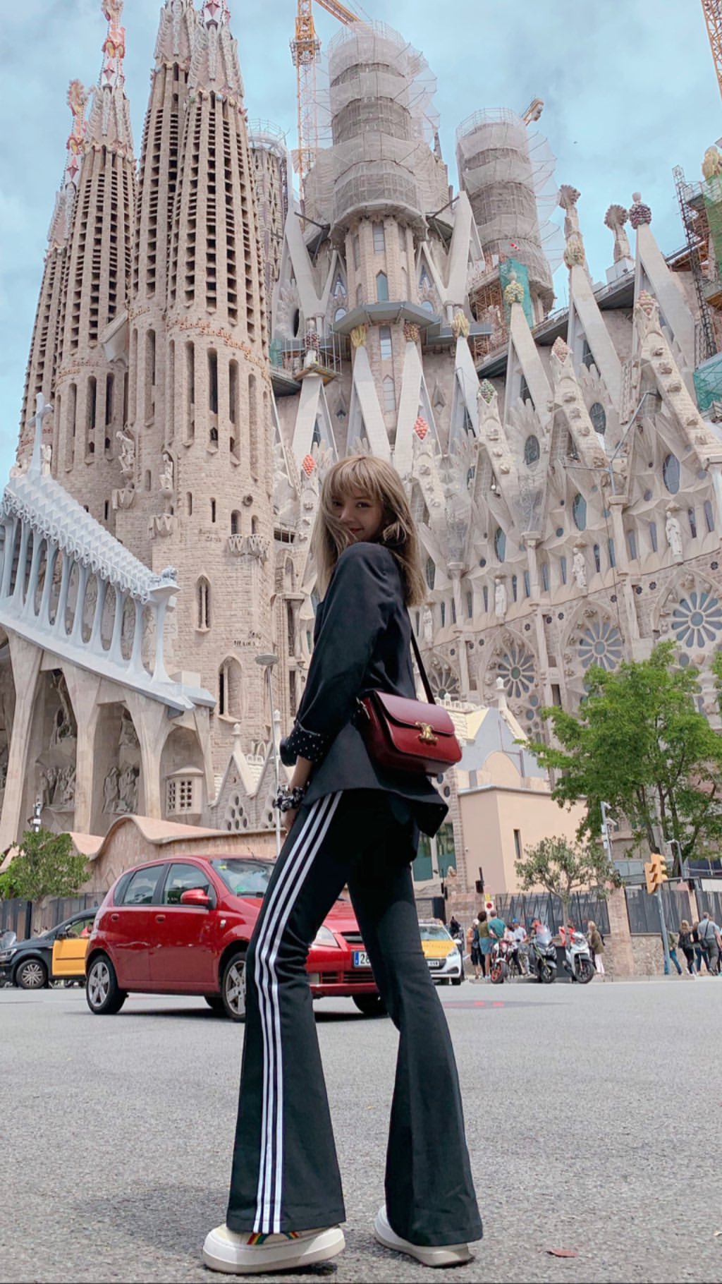 lisa blackpink mặc quần sweatpants đen, áo blazer đen theo phong cách thời trang athleisure